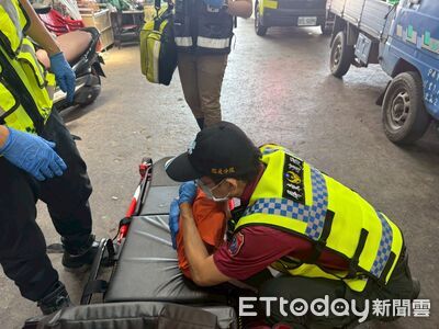 手卡檳榔剝鬚機5歲童狂哭　消防倒轉機器助脫困...2指變形送醫