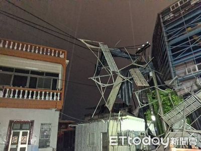 高雄恐怖大雷雨!旗津造船廠5層樓鷹架倒塌壓毀電桿 畫面曝光
