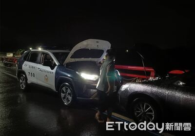 屏東大雨自小客萬巒大橋刁車　內埔警即刻協助發動脫困