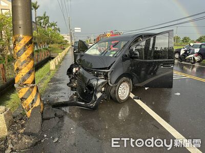 台南柳營自小客自撞電桿!5人輕傷送醫 車頭全爛畫面曝