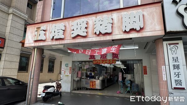 ▲▼三重區五燈獎豬腳飯生意並未受到鬥毆事件影響，店員表示有提供廁所，是客人走錯方向引起誤會             。（圖／記者陳以昇攝）