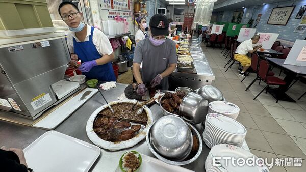 ▲▼三重區五燈獎豬腳飯生意並未受到鬥毆事件影響，店員表示有提供廁所，是客人走錯方向引起誤會             。（圖／記者陳以昇攝）