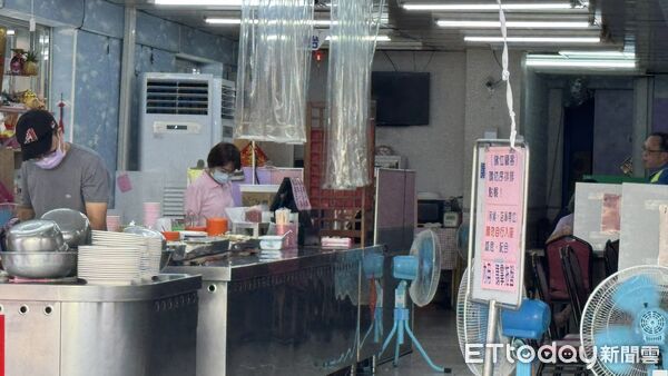 ▲▼三重區五燈獎豬腳飯生意並未受到鬥毆事件影響，店員表示有提供廁所，是客人走錯方向引起誤會             。（圖／記者陳以昇攝）