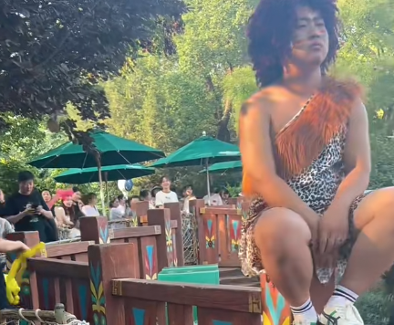 ▲▼北京歡樂谷「招野人」。（圖／翻攝自小紅書）