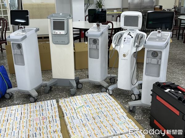 ▲刑事局保智大隊查獲上溢公司涉嫌進口山寨鳳凰電波和美國音波等知名醫材並低價攬客，檢警查扣山寨版探頭2767顆。（圖／記者張君豪翻攝）