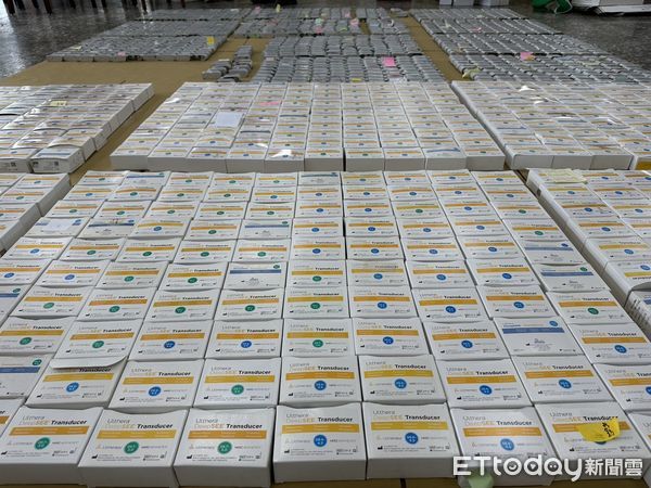 ▲刑事局保智大隊查獲上溢公司涉嫌進口山寨鳳凰電波和美國音波等知名醫材並低價攬客，檢警查扣山寨版探頭2767顆。（圖／記者張君豪翻攝）