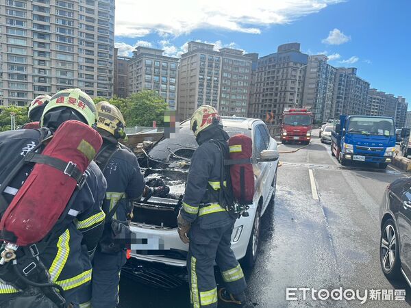 ▲▼重陽橋上火燒車。（圖／記者陳以昇翻攝)