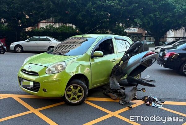 ▲▼1輛機車追撞前方要迴轉自小客車，造成自己「倒頭栽」。（圖／民眾提供，下同）