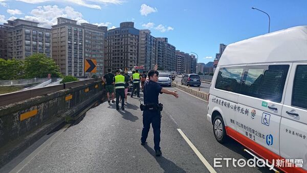 ▲▼重陽橋上火燒車。（圖／記者陳以昇翻攝)