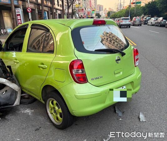 ▲▼1輛機車追撞前方要迴轉自小客車，造成自己「倒頭栽」。（圖／民眾提供，下同）