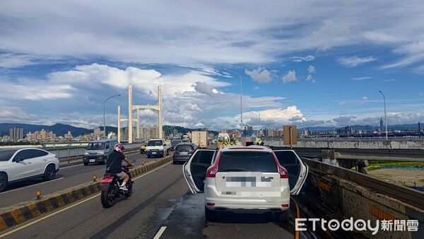 ▲▼重陽橋上火燒車。（圖／記者陳以昇翻攝)