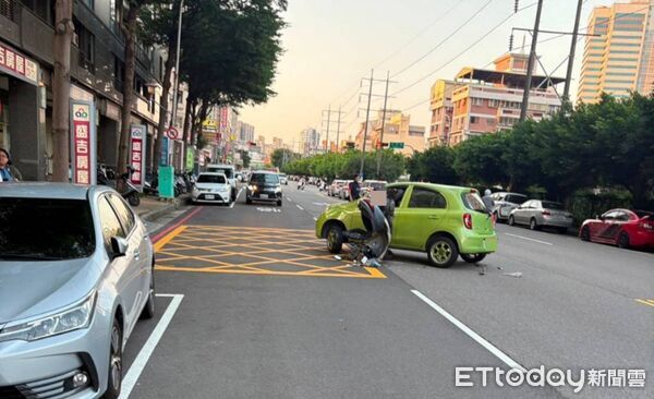 ▲▼1輛機車追撞前方要迴轉自小客車，造成自己「倒頭栽」。（圖／民眾提供，下同）