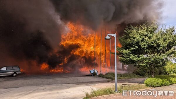 ▲桃園市龜山區一處樣品屋發生火警，濃煙直竄天際。（圖／記者沈繼昌翻攝）