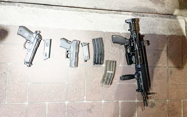 ▲桃園市謝姓與鍾姓男子昨晚在中壢區某養生館消費，遺留裝有3萬元黑色包包，事後打電話業者卻未接，竟氣憤拿玩具衝鋒槍折回理論，中壢警方攔查到案，起做案玩具衝鋒槍等證物。（圖／中壢警方提供）