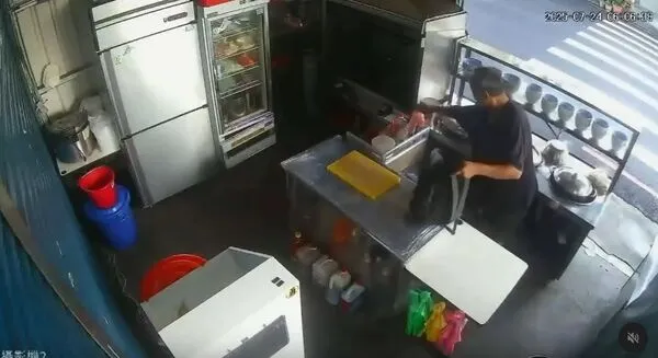 ▲▼。朱嫌3度偷竊牛肉湯店外騎樓處存放的米酒共6瓶，業者崩潰吶喊「阿北麥擱來啊！」（圖／饗喫溫體牛肉湯提供，下同）