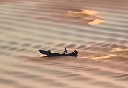 ▲▼錢塘江逆潮行舟。（圖／翻攝自微博）