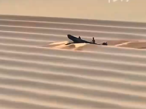 ▲錢塘江逆潮行舟。（圖／翻攝自微博，上同）