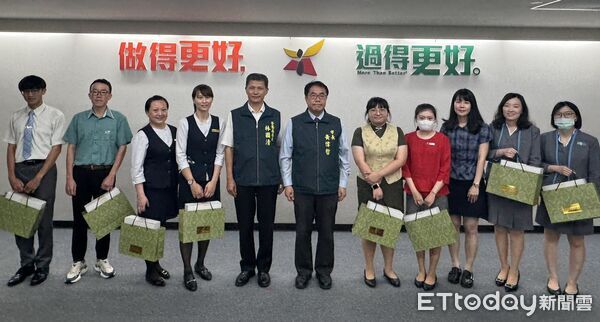 ▲市長黃偉哲於治安會報公開表揚金融行員與超商店員，感謝第一線阻詐辛勞。（圖／記者林東良翻攝）