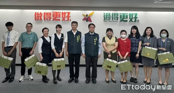 ▲市長黃偉哲於治安會報公開表揚金融行員與超商店員，感謝第一線阻詐辛勞。（圖／記者林東良翻攝）