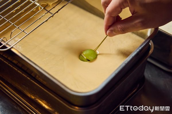 ▲台北新開幕串炸專門店「夜串坊」　特色菜包括葡萄、蘆筍與紫蘇蝦。（圖／業者提供）