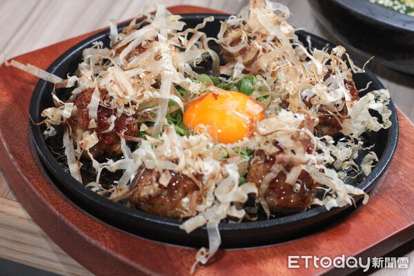 ▲台北新開幕串炸專門店「夜串坊」　特色菜包括葡萄、蘆筍與紫蘇蝦。（圖／記者黃士原攝）