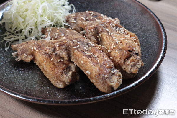 ▲台北新開幕串炸專門店「夜串坊」　特色菜包括葡萄、蘆筍與紫蘇蝦。（圖／記者黃士原攝）