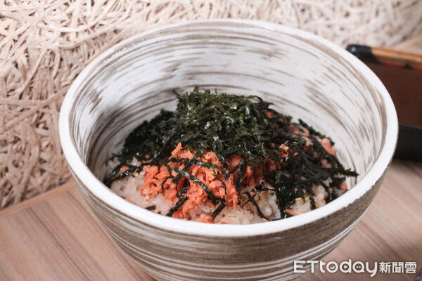 ▲台北新開幕串炸專門店「夜串坊」　特色菜包括葡萄、蘆筍與紫蘇蝦。（圖／記者黃士原攝）