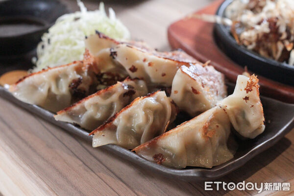 ▲台北新開幕串炸專門店「夜串坊」　特色菜包括葡萄、蘆筍與紫蘇蝦。（圖／記者黃士原攝）