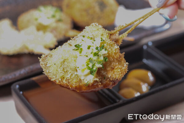 ▲台北新開幕串炸專門店「夜串坊」　特色菜包括葡萄、蘆筍與紫蘇蝦。（圖／記者黃士原攝）