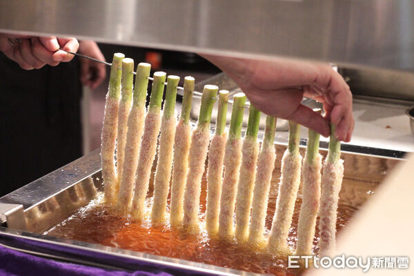 ▲台北新開幕串炸專門店「夜串坊」　特色菜包括葡萄、蘆筍與紫蘇蝦。（圖／記者黃士原攝）