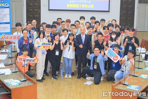 ▲▼「大專青年民主戰鬥營」圓滿落幕，韓國瑜勉勵，你們越強大台灣就越強。（圖／立法院中南部服務中心提供，下同）