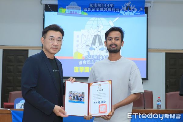 ▲▼「大專青年民主戰鬥營」圓滿落幕，韓國瑜勉勵，你們越強大台灣就越強。（圖／立法院中南部服務中心提供，下同）