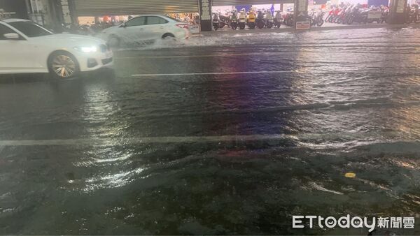 ▲▼快訊／高雄大雷雨瘋狂轟炸！積水災情曝　民眾哀嚎：比颱風還可怕   。（圖／翻攝高雄市議員李雅靜粉專）
