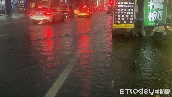 ▲▼快訊／高雄大雷雨瘋狂轟炸！積水災情曝　民眾哀嚎：比颱風還可怕   。（圖／翻攝高雄市議員李雅靜粉專）