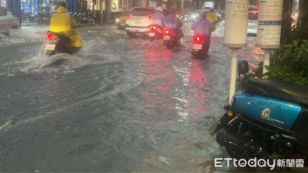 ▲▼快訊／高雄大雷雨瘋狂轟炸！積水災情曝　民眾哀嚎：比颱風還可怕   。（圖／翻攝高雄市議員李雅靜粉專）