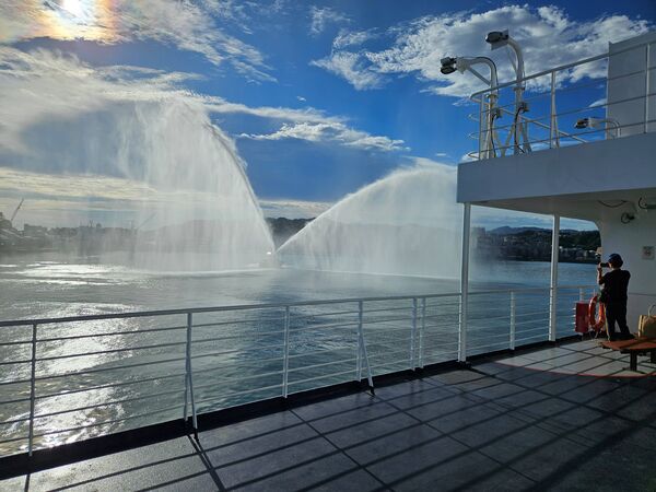 ▲澎湖輪首航基隆港噴水儀式。（圖／航港局）