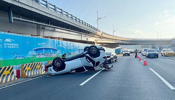 ▲航警局今天清晨處理租賃小客車失控撞擊故障車翻車事故，航警到場處理。（圖／航警局提供）