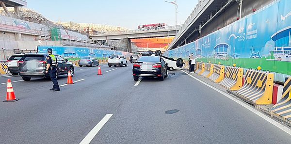 ▲航警局今天清晨處理租賃小客車失控撞擊故障車翻車事故，航警到場為雙方駕駛進行酒測。（圖／航警局提供）