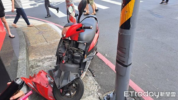 ▲▼曳引車轉彎與女騎士碰撞，造成機車車頭毀損，幸好女騎士未受傷             。（圖／記者陳以昇翻攝）