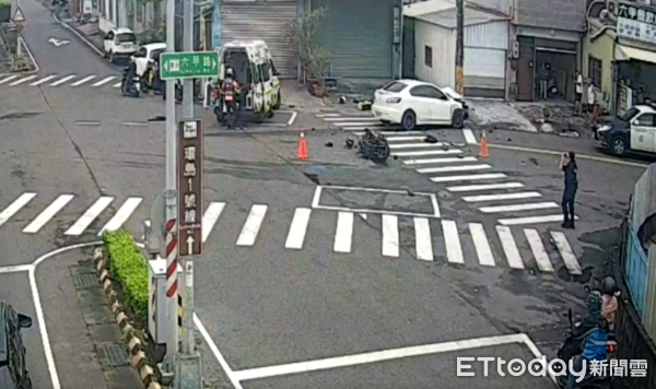 ▲台南小客車疑違規左轉釀事故，造成2人傷送醫。（圖／記者林東良翻攝）