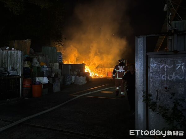  ▲▼深坑回收場火警。（圖／記者陳以昇翻攝）