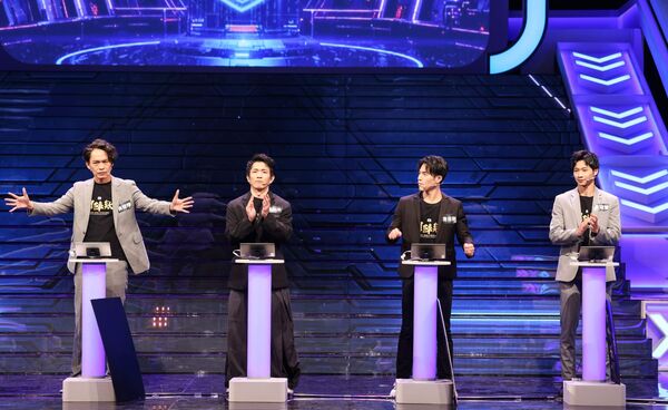 ▲哈林庾澄慶（左4）主持公視《哈！真相大白了》邀「角頭宇宙」演員黃尚禾、黃鐙輝、唐振剛、黃冠智（左3、右3、2、1），以及心理專家黃逸凡、女藝人鄭茵聲（左1、2）同上節目。（圖／公視）