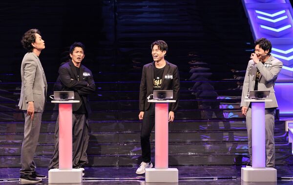 ▲哈林庾澄慶（左4）主持公視《哈！真相大白了》邀「角頭宇宙」演員黃尚禾、黃鐙輝、唐振剛、黃冠智（左3、右3、2、1），以及心理專家黃逸凡、女藝人鄭茵聲（左1、2）同上節目。（圖／公視）