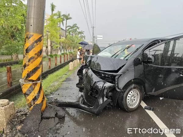 ▲▼台南9人座廂型車衝撞電線桿。（圖／記者林東良翻攝）