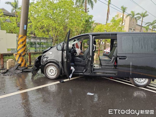 ▲▼台南9人座廂型車衝撞電線桿。（圖／記者林東良翻攝）