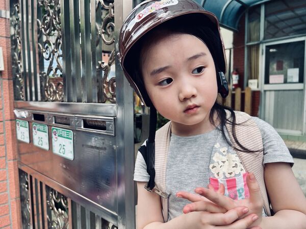 ▲蔡淑臻（左）與葉子綺在《左撇子女孩》中是有著血緣關係卻關係疏離的母女。（圖／光年映畫提供）