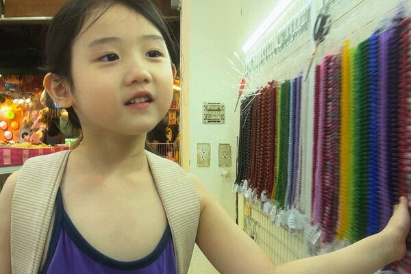 ▲蔡淑臻（左）與葉子綺在《左撇子女孩》中是有著血緣關係卻關係疏離的母女。（圖／光年映畫提供）