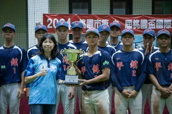 ▲平鎮高中去年奪青棒組冠軍，由江庭毅代表領獎      。（圖／主辦單位提供）