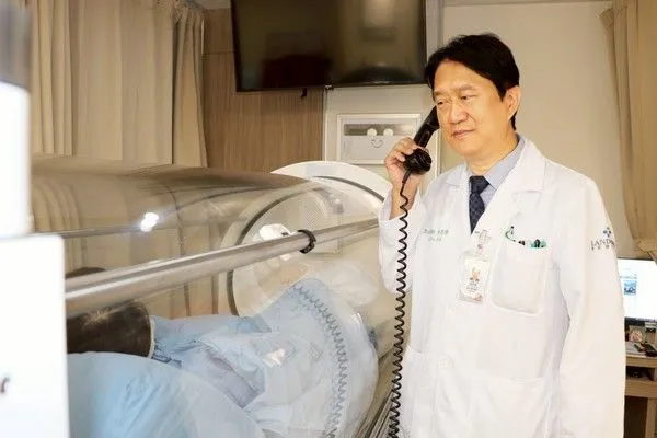 ▲高中女突發性耳聾，高壓氧治療搶救聽力成功康復 