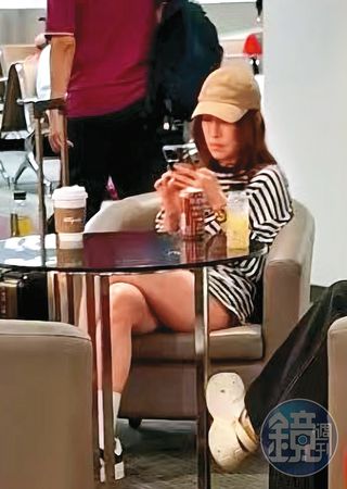 新歡伴飛喜復工／松山機場捕獲零偽裝蕭亞軒　高壯鮮肉伴飛上海